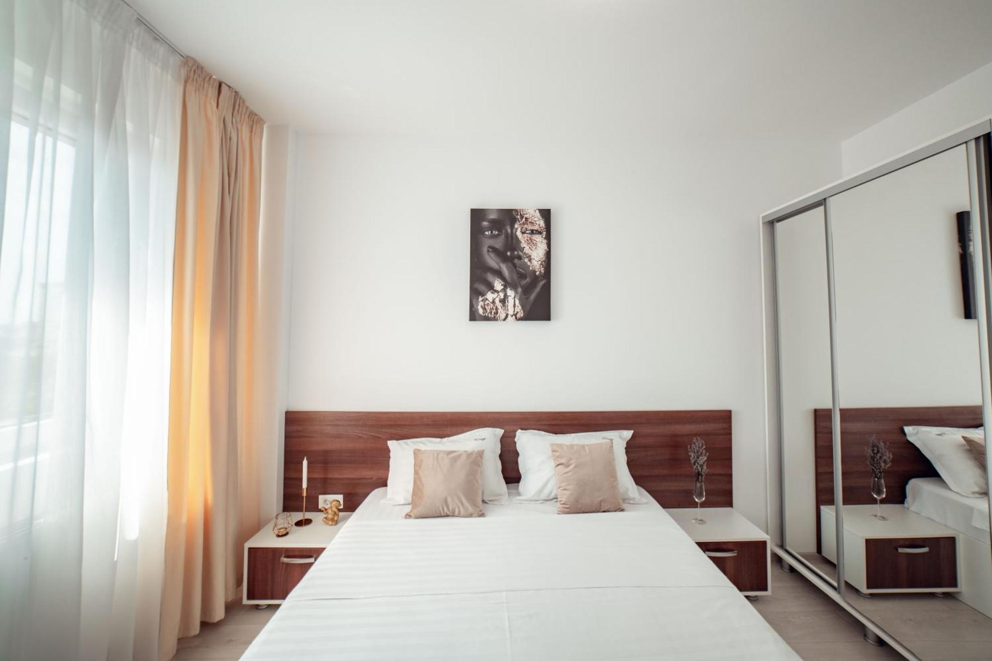 Cozy At Q - Mall Apartment